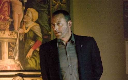 Jean Reno dans le Louvre