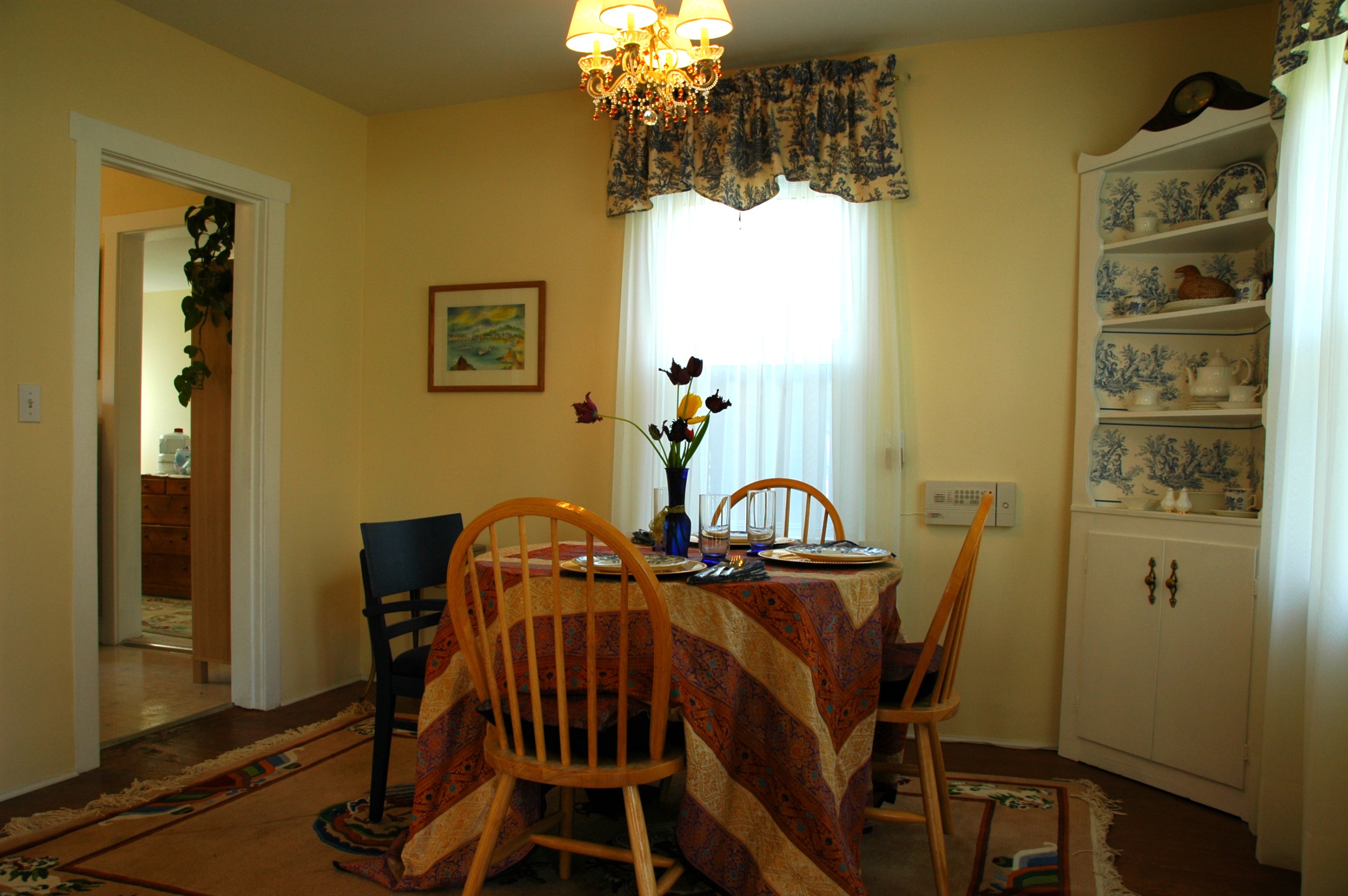 Advantages And Disadvantages Of Having A Carpet In The Dining Room