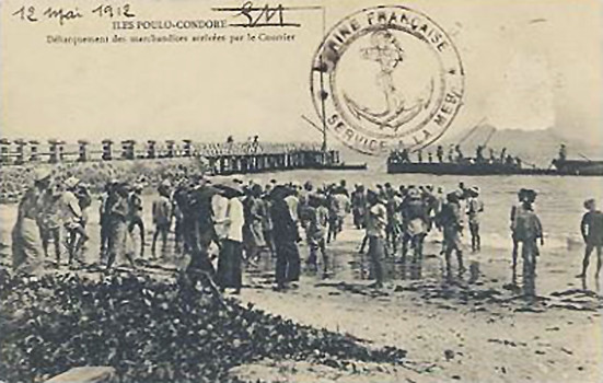 ILES POULO-CONDORE - Débarquement des Marchandises arrivées par le Courrier