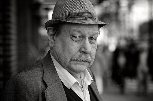 Thomas Leuthard photo de rue homme noir et blanc costard
