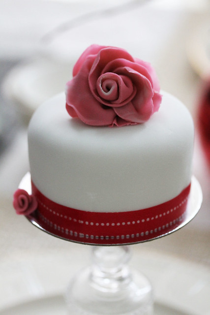 Chic elegant fondant wedding cake