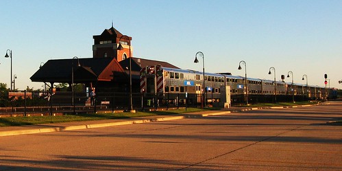 Southbound Metra local commuter train arriving.  Glenview Illinois USA. June 2011. by Eddie from Chicago