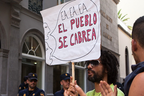 Una pancarta en una manifestacion en Canarias