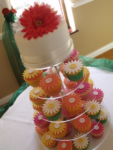wedding cupcakes with gerberas
