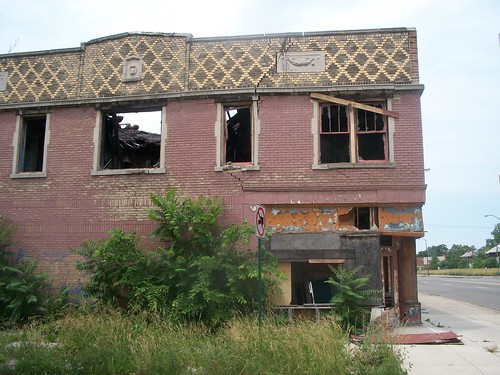 An abadoned building in the Linwood Corridor at Gladstone on Detroit's westside. This building once housed Rankin's Market, Meatland, a storefront church and another corner market at Hazelwood. (Photo: Abayomi Azikiwe) by Pan-African News Wire File Photos