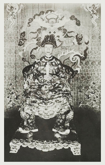 1919 Sa Majesté Khai Dinh, empereur d'Annam, dans la salle du trône