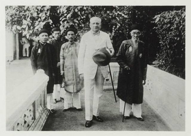 Hue 1934-36 - Le gouverneur général Robin en tenue civile accompagné de mandarins