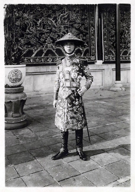1919 Sa Majesté Khai Dinh, empereur d'Annam, en tenue de général