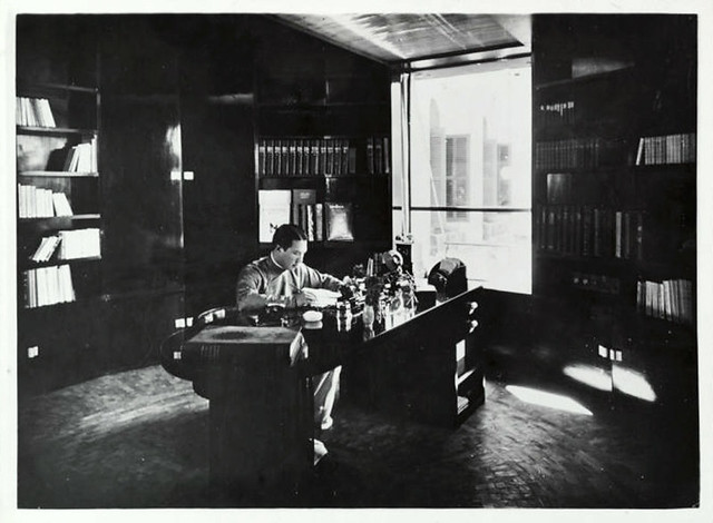 Hue 1923-33 Sa Majesté l'Empereur Bao Dai dans son cabinet de travail