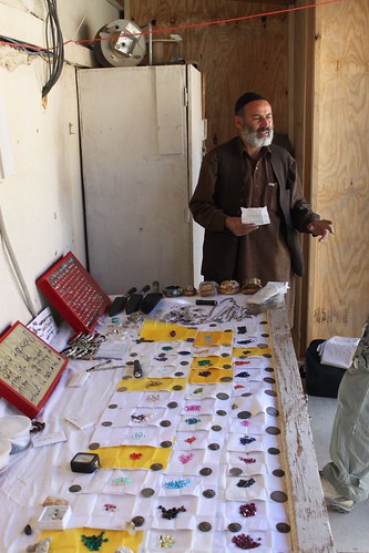 2010年一位寶石經銷商在Kunar省展示的半寶石跟紅寶石（右下角）（圖片由Pfc. Justin Espada/美國第10作戰飛行旅所提供）。