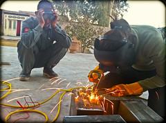 2011年，阿富汗賈拉拉巴德的家庭式焊接作業，在住宅的後院進行著（照片由Perez Partensky提供）。