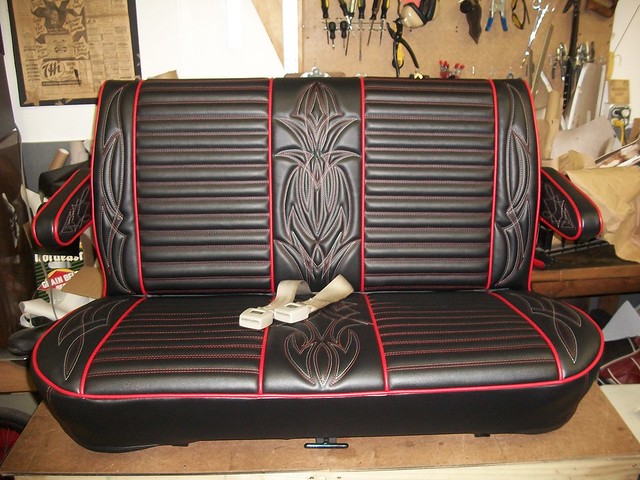 Hot rod seat in black and red Red and white pinstripe stitching