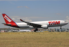 TAM A330-203 PT-MVK MAD 04/06/2011