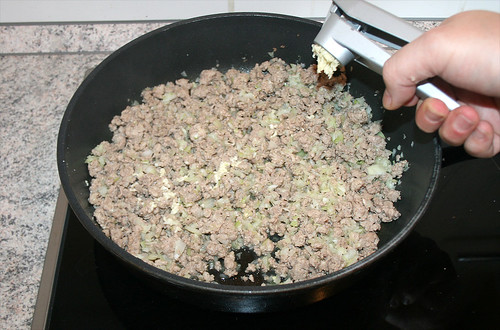 21 - Knoblauch pressen / Add garlic