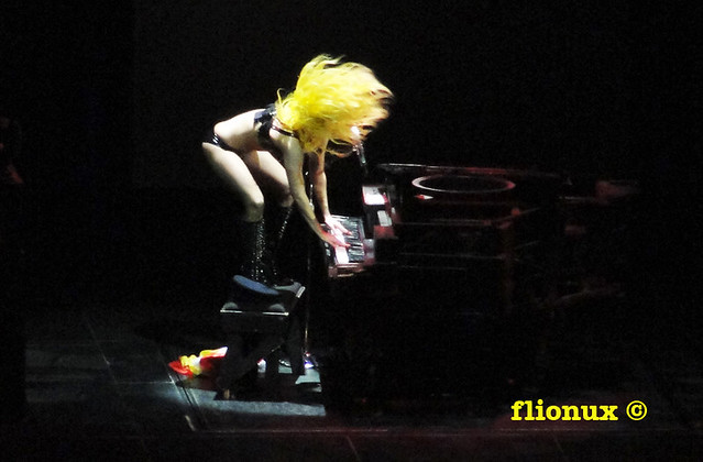 Lady Gaga at the piano Lady Gaga al piano