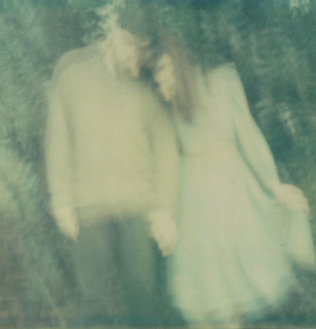 LE LOVE BLOG BLURRY PHOTO PIC IMAGE OF COUPLE HOLDING HANDS LOST LOVE Untitled by Aëla Labbé, on Flickr