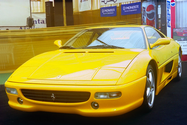 Un Ferrari F355 Berlinetta exhibiendose en el motorshow de 1996