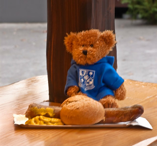 Rovers Bear mit Bratwurst mit Senf und Brotchen