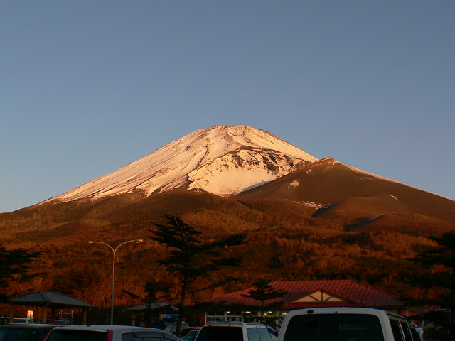 「赤富士」真っ赤に染まる富士山(静岡県裾野市)