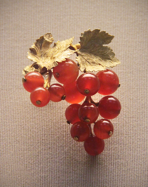 Coloured-gold currant brooches, German or Austrian, 1830-40