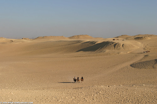 EG04 9703 Giza Plateau horsemen cross the sandy expanse