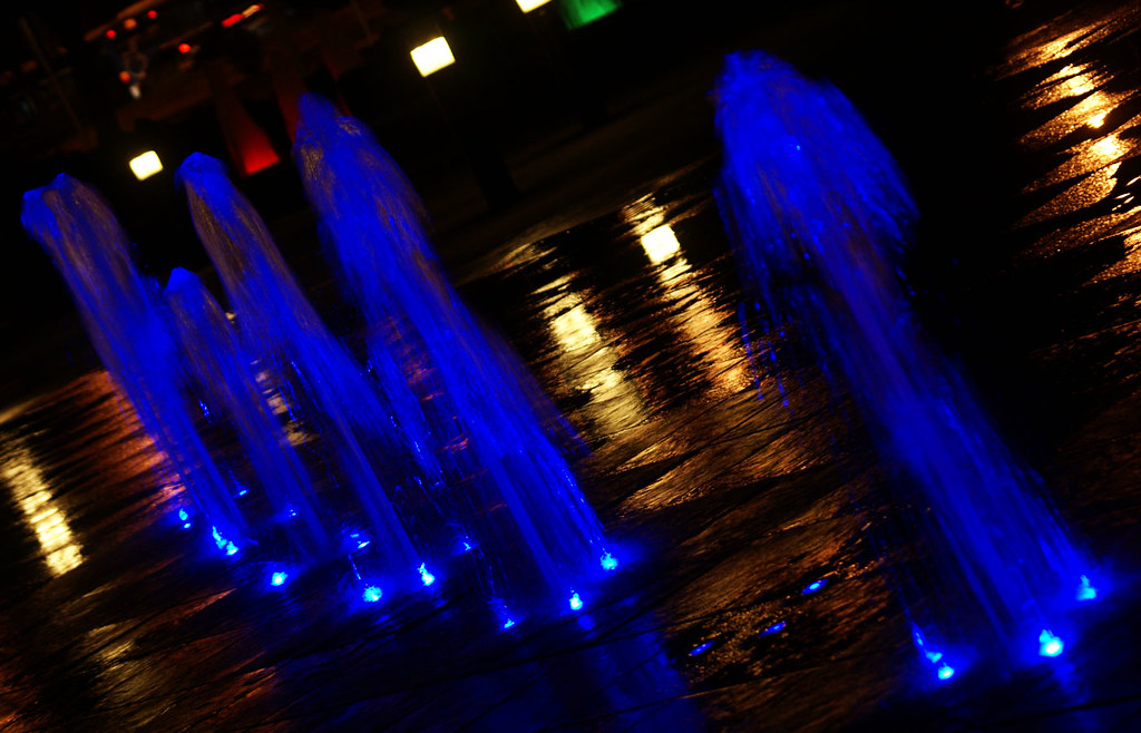 Agua - Fuentes con iluminación nocturna de colores en CTBA - Cuatro Torres Business Area - Madrid