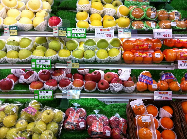 スーパーの果物売場