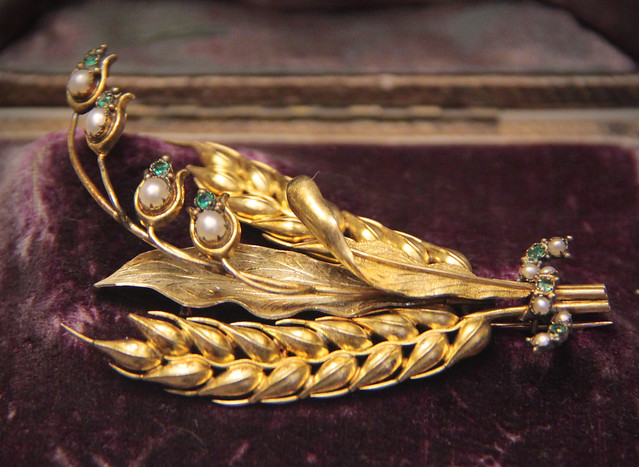 Gold brooch with wheat-ears and lily-of-the-valley in emeralds and pearls, about 1850