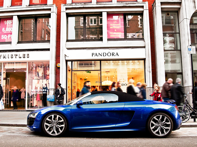 I spotted this handsome R8 V10 Spyder in that lovely blue in March 2011 in 