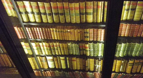 Old books in British Library, Vanhoja kirjoja hyllyssä