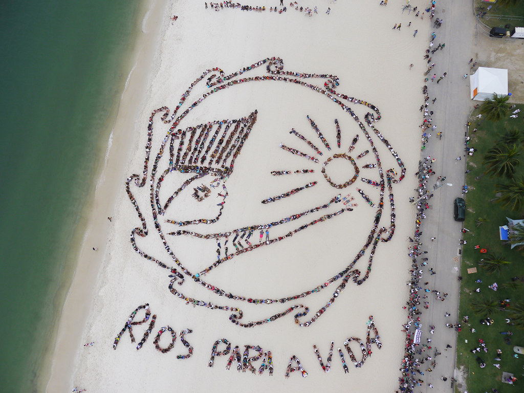 1500位巴西原住民在里約佛朗明哥海灘拼出圖騰，象徵 RIOS PARA A VIDA (Rivers for Life)