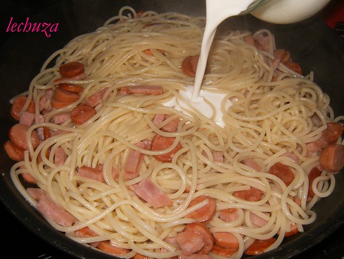 Espaguetti carbonar-añadir nata