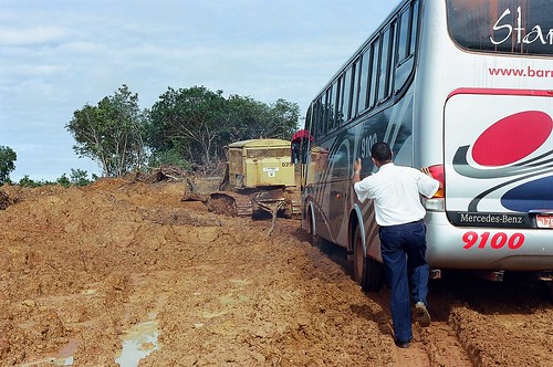 Passageiros passam a noite em ônibus atolados no Norte Araguaia 