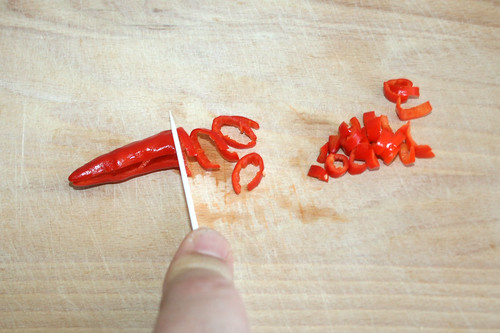 16 - Chili in schmale Ringe schneiden / Cut chili in small rings