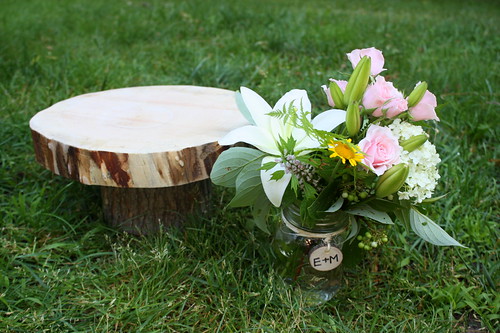 DIY-wooden-wedding-cake-stand-flowers