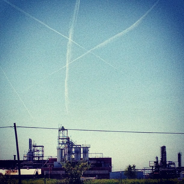 136/365+1 Triangle Sighting #contrails #sky #industrial