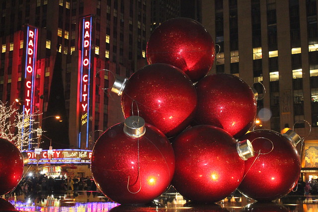 Some big red Christmas tree ornaments by Radio City in NYC | Flickr ...