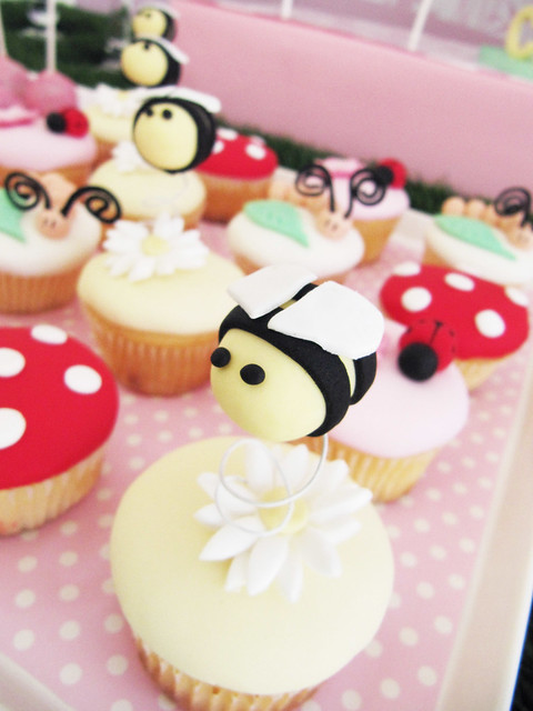 Buzzing bee cupcake!