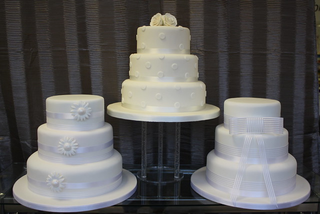 new wedding cakes clasically simple and great on the pocket