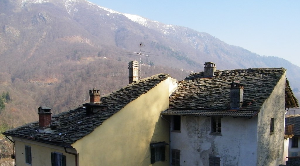 1] Campiglia Cervo (BI): vecchi tetti, vecchie case.  ❷