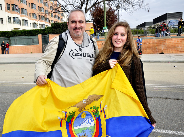 Con la bandera de Ecuador