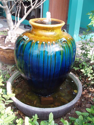 201103110144_blue-ceramic-jar-fountain