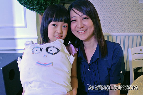 Blogger Cendrine and her daughter with their tee-shirt pillow