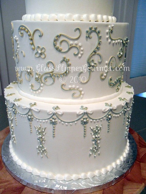 Robinesque close up 10232010 Smooth ivory buttercream with a silver gold 