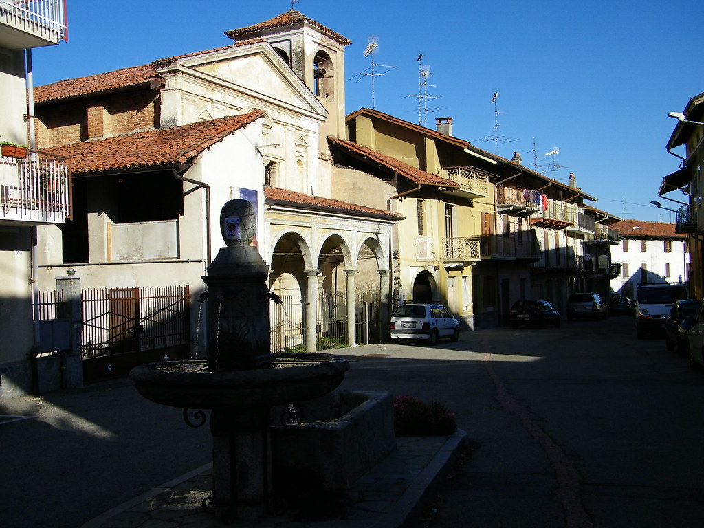 1] Salussola (BI) - Fontana e Via principale. ¹/2