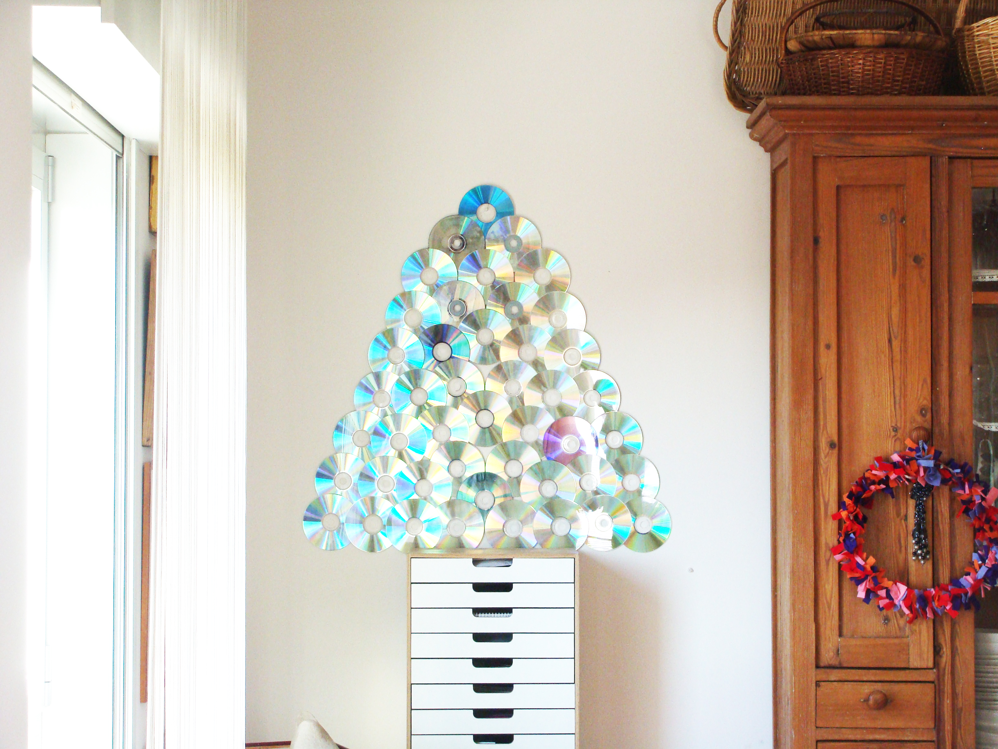 Painéis de árvores de Natal com CDs reciclados para portas e paredes –  Matéria Incógnita