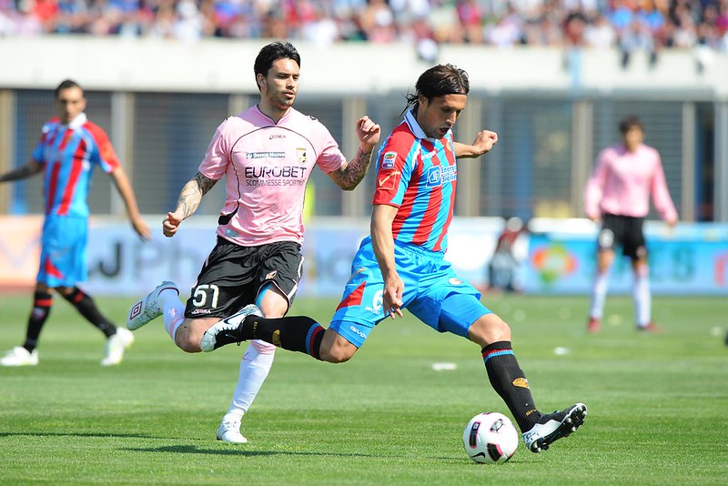 Matias Silvestre, in azione contro il Palermo, a segno nella prima gara del 2011 contro la Roma...