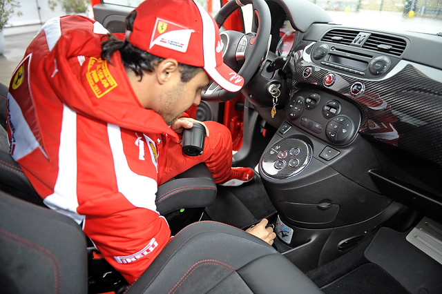 Felipe Massa autografa la Abarth 695 Tributo Ferrari