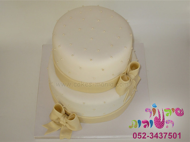 white and cream bow wedding cake by cakesmania 