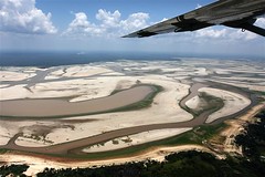 2011年2月拍攝到原本亞馬遜河流經的區域，在遭遇2010歷史性的乾旱之後，留下乾涸的沙地。圖片來自：Rodrigo Baleia / 英國綠色和平組織。